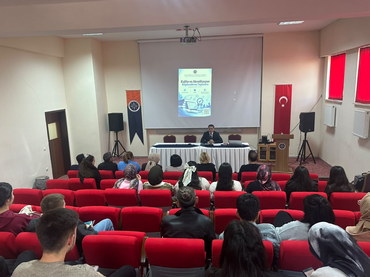 Çağdaş Türk Lehçeleri ve Edebiyatları Bölümünde Öğrencilere Yönelik Kalite ve Akreditasyon Bilgilendirme Toplantısı Düzenlendi